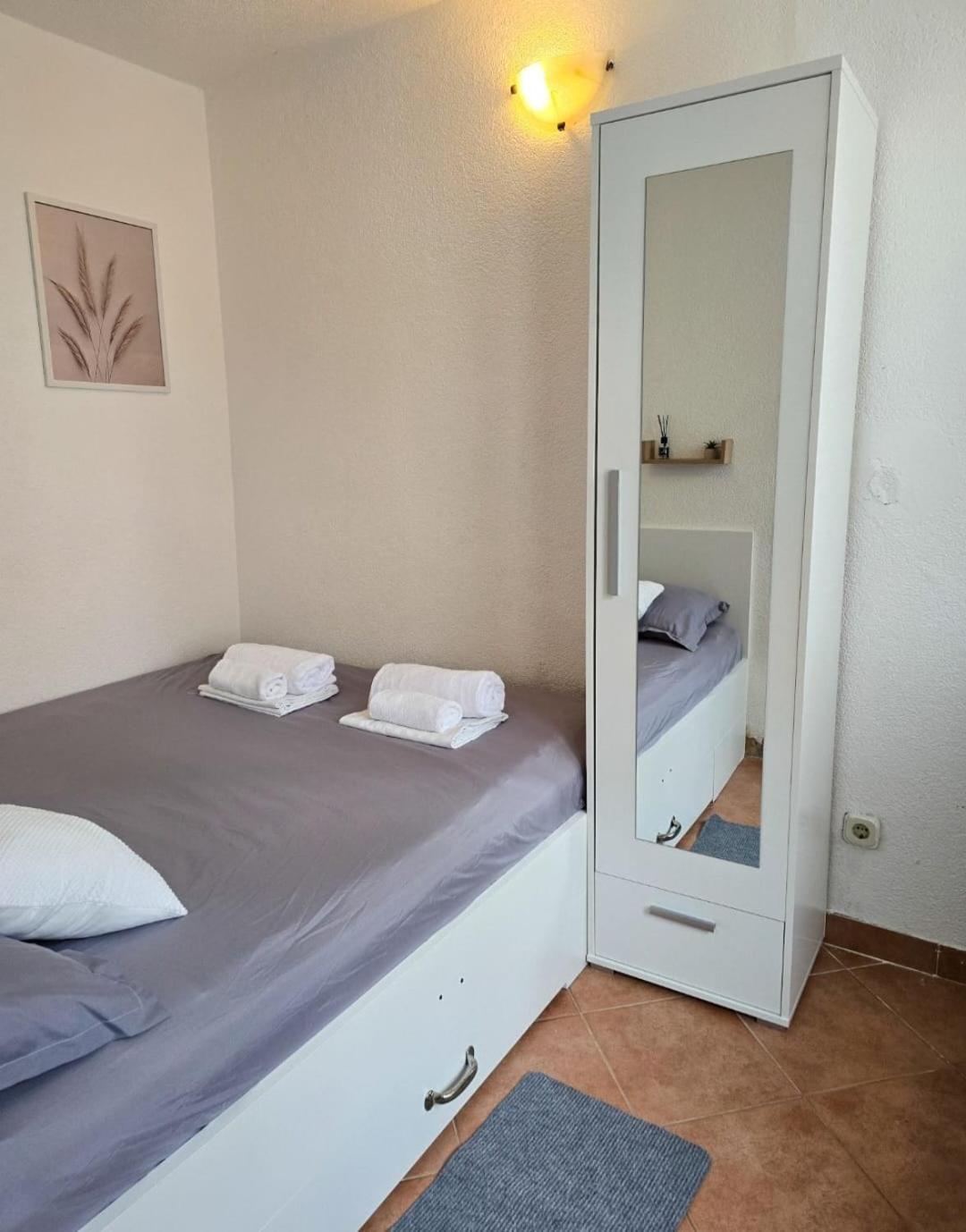 Private Bedroom With Bathroom Baška Voda Exteriör bild