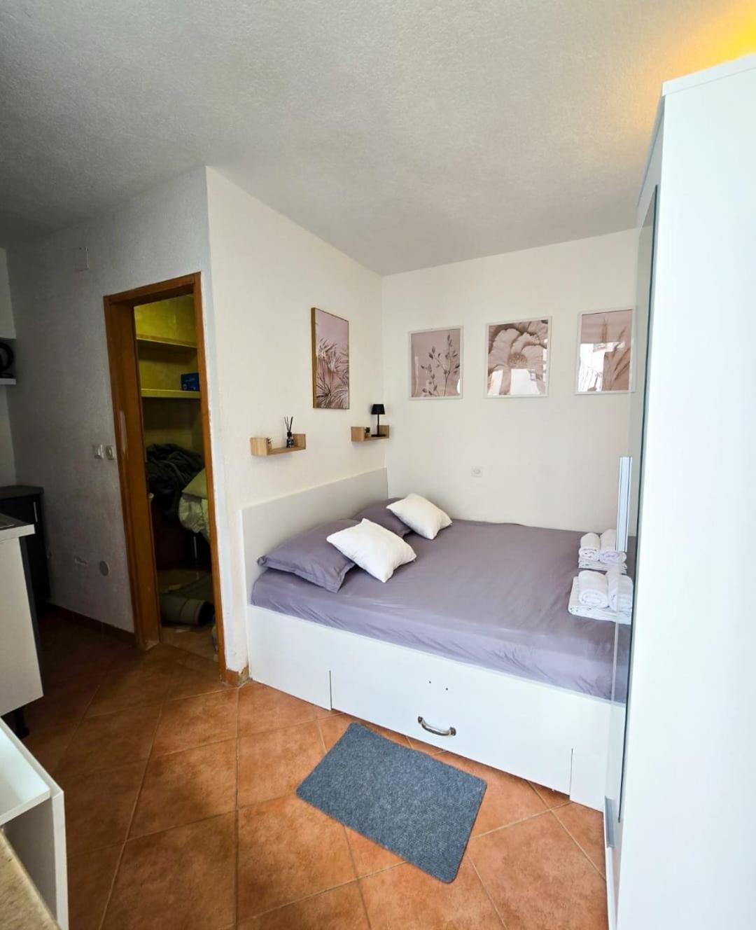 Private Bedroom With Bathroom Baška Voda Exteriör bild