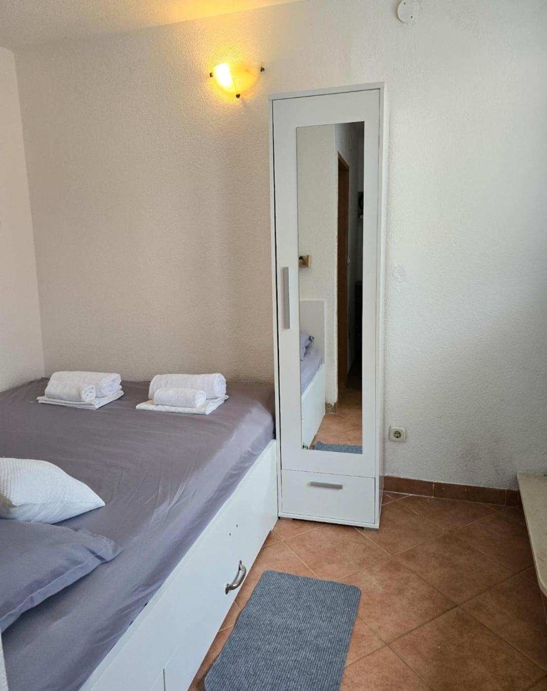 Private Bedroom With Bathroom Baška Voda Exteriör bild